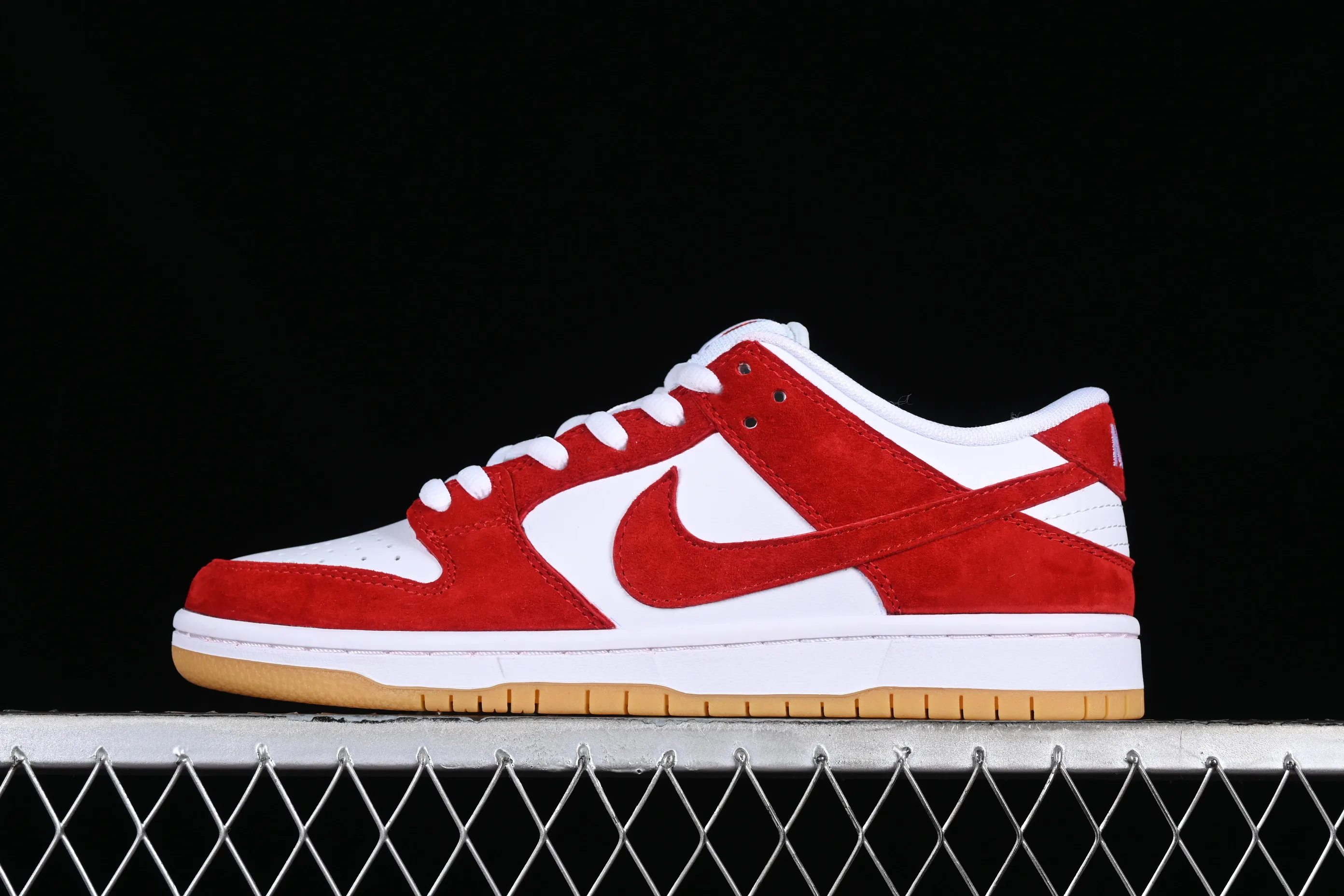 All categories Nk SB Dunk Series Nk SB Dunk Low High-end customized low-top sneakers Nk SB Dunk Low Raw rubber white and red suede Low-top casual sneakers FJ5464-600
